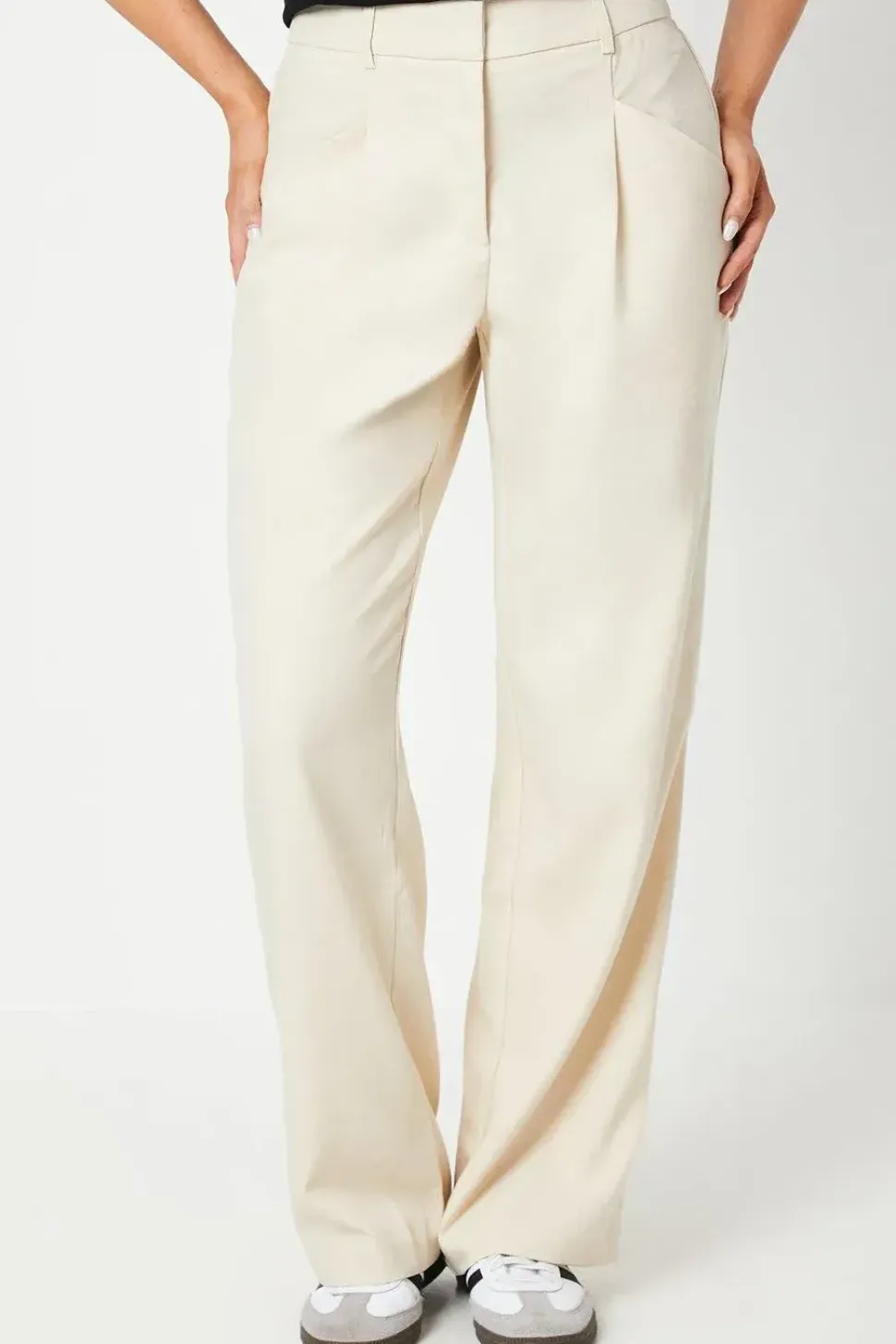 Drapey Wide Leg Relaxed Trouser