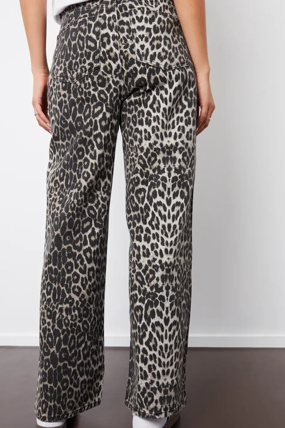 Petite 'Soleil' Leopard Print Wide Leg Denim Jeans