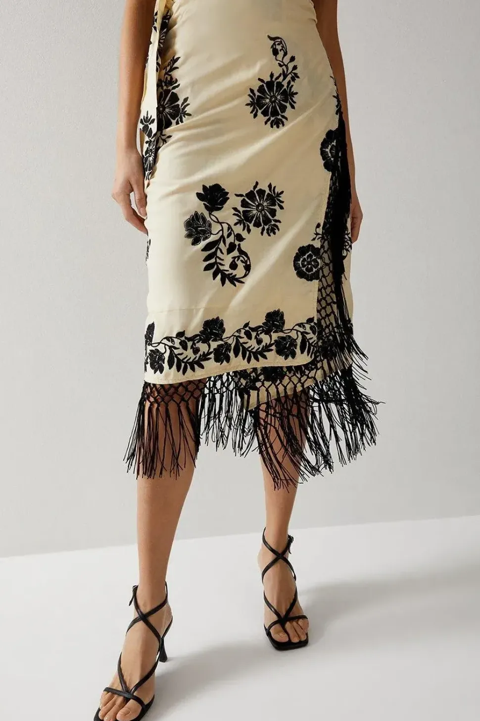 Premium Embroidered Tassel Sarong