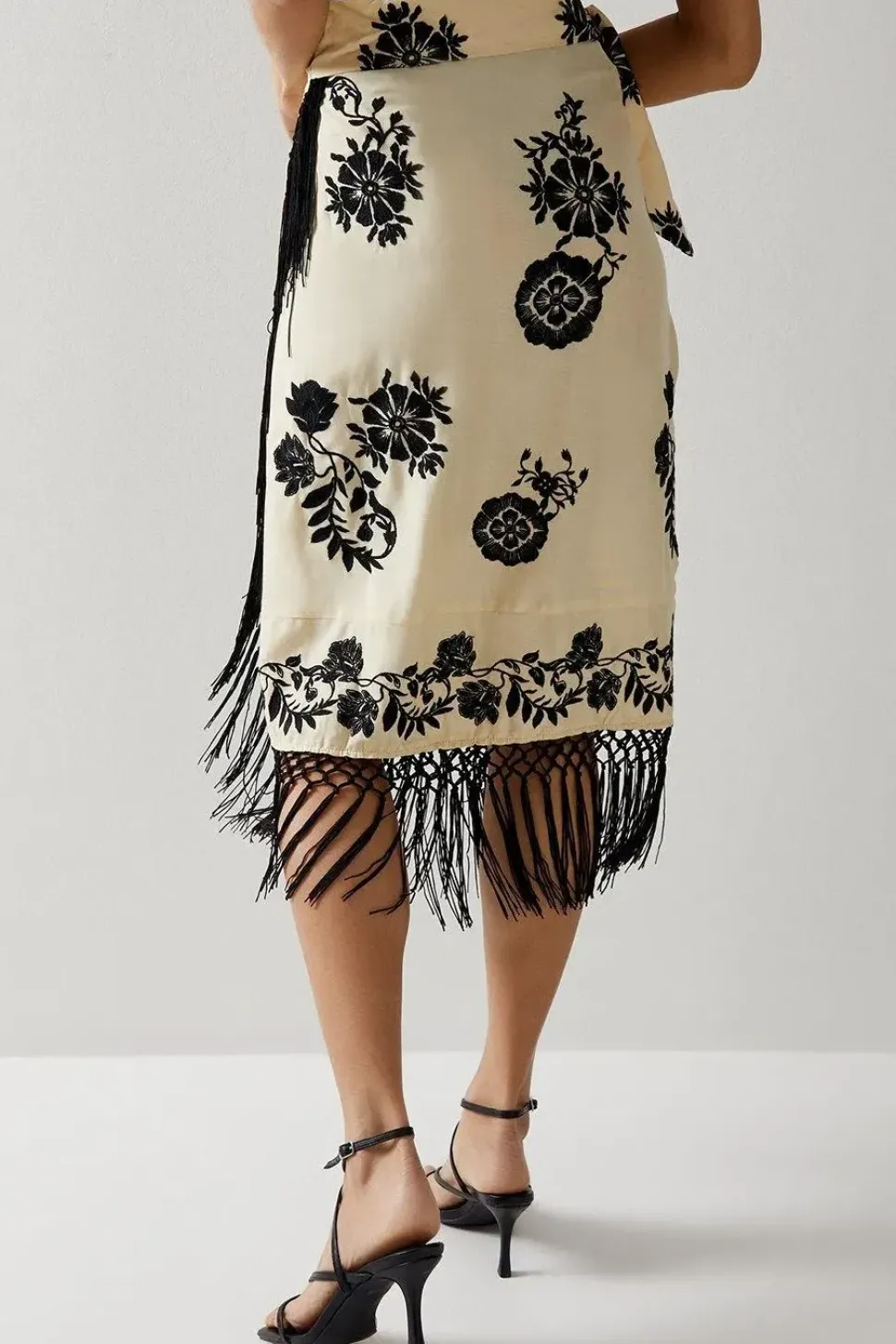 Premium Embroidered Tassel Sarong