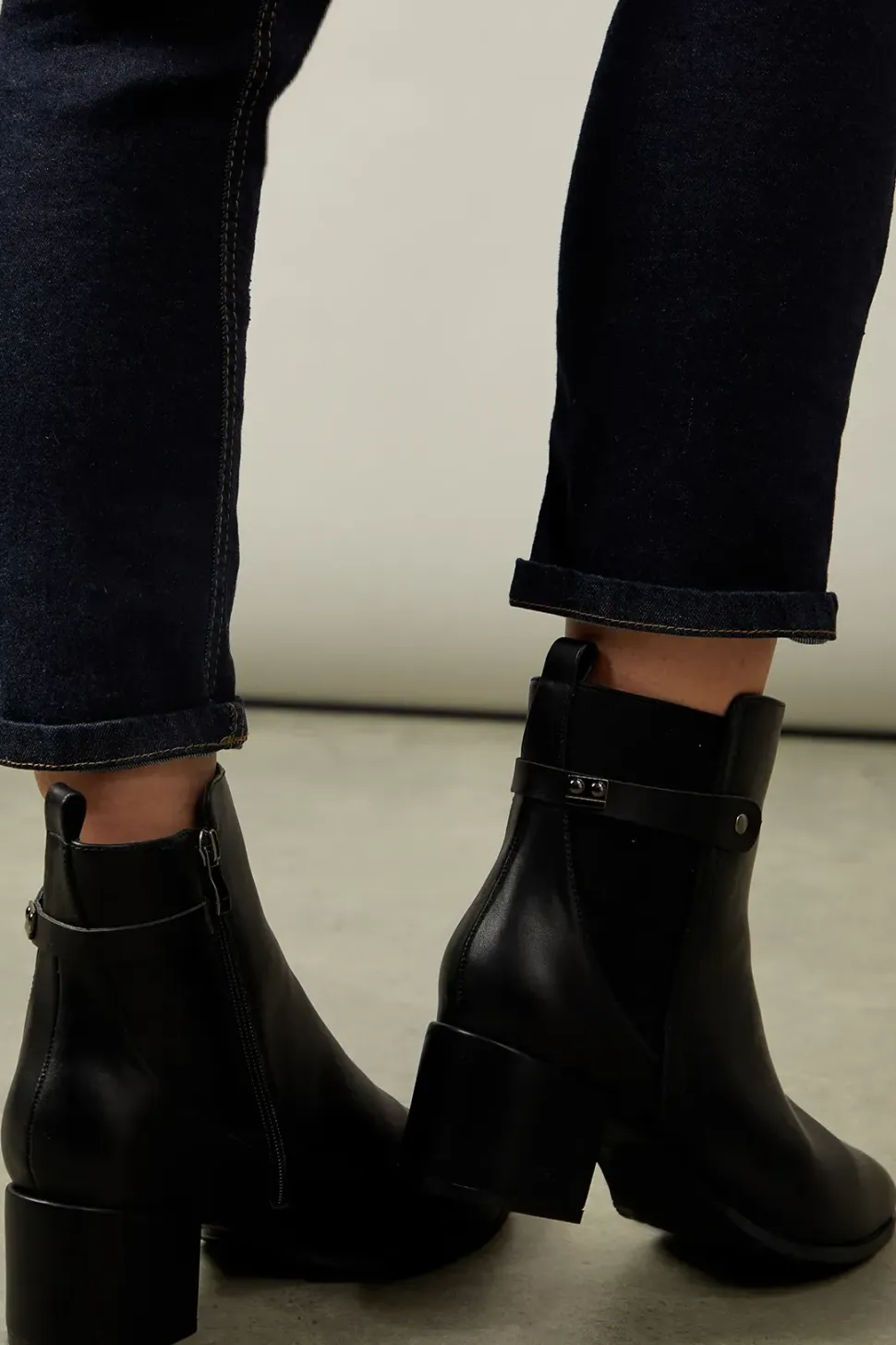 Wide Fit Ahio Medium Block Heel Chelsea Ankle Boots