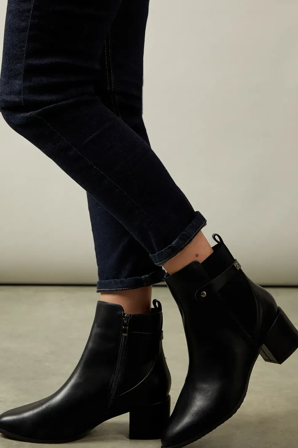 Wide Fit Ahio Medium Block Heel Chelsea Ankle Boots